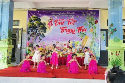 Bé vui hội Trăng rằm 2025