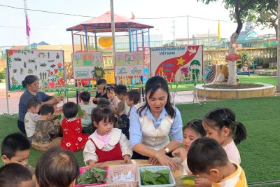 🌿 Hoạt động ngoài trời: Bé trải nghiệm tạo hình với lá cây 🌿